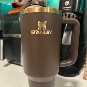 Chocolate brown 40oz Stanley Cup. Rare color.